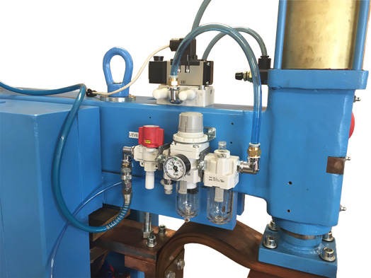 Vymenené pneumatické komponenty (jednotka na úpravu vzduchu a ventil)